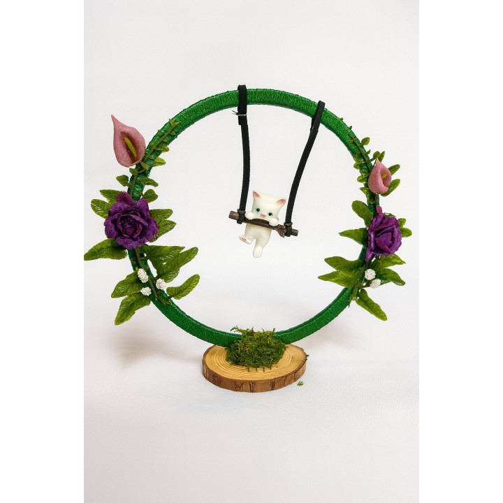 Chat Blanc sur Balançoire Fleurie – Décoration Artisanale Unique