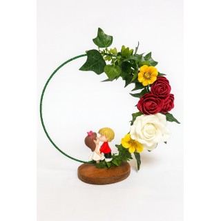Couple Enfantin sous Arc Fleuri – Décoration Artisanale Unique